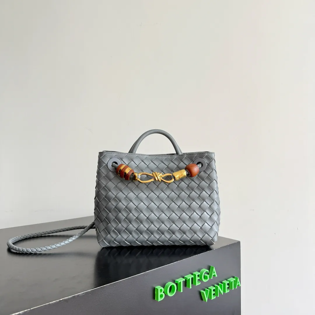 The new Andiamo batch of 3060 BV is shipped‼ ️The classic intercciato weaving process is used to create a soft bag, the metal knot is made of micro-cast aluminum using jewelry technology🪢, and the decorative beads are made of metal and hand-polished oak, allowing you to jump repeatedly between elegance and fun💃, making it unpredictable. Classic and versatile, it shows off your temperament, and the bag has a large capacity, making it very convenient for daily commuting! It has a variety of carrying methods, the shoulder straps can be adjusted by yourself, the original lambskin feels soft and delicate, and the unisex style breaks gender boundaries and brings a more practical and long-lasting use experience. The Andiamo, which has both elegant and casual styles, perfectly interprets the "fashionable old money style". Style number: 743568+wood hardware Color: slate gray Size: 25*22*10.5cm